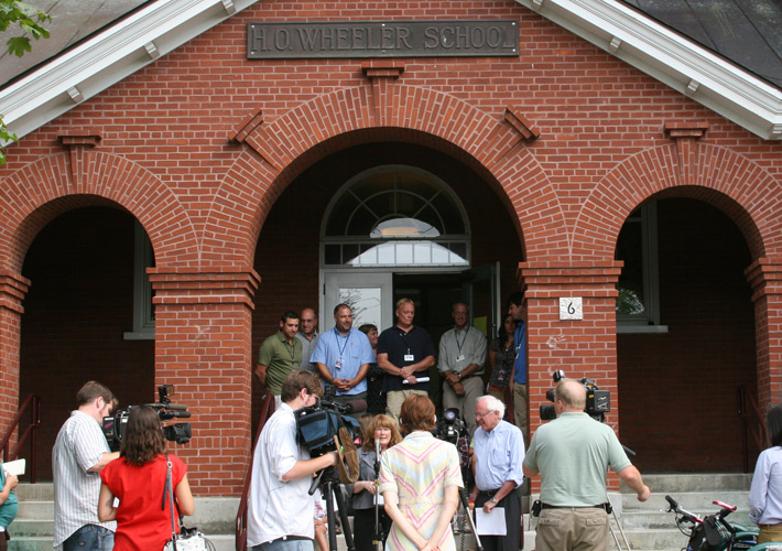 Read more about the article Sanders Visits Burlington Young ‘Explorers’ Program